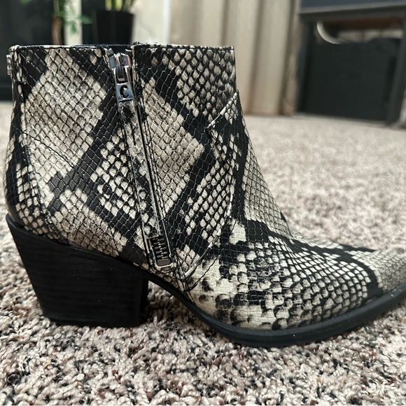 Snake Skin booties - Picture 4 of 9